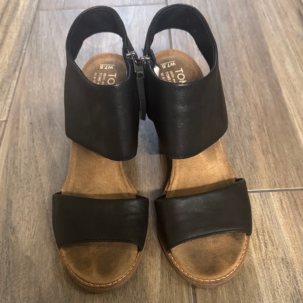 TOMS Black Leather Sandals Size 7.5 - Picture 3 of 5